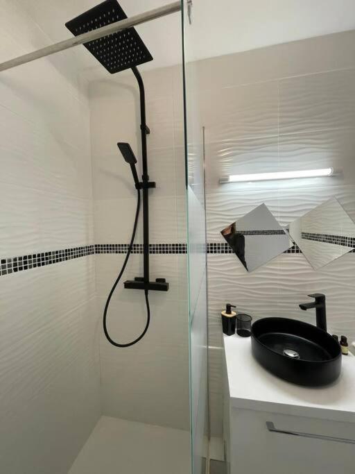 Appartement 2 Pieces, Salon Et Chambre, 44M2 Refait A Neuf Clichy Exterior foto